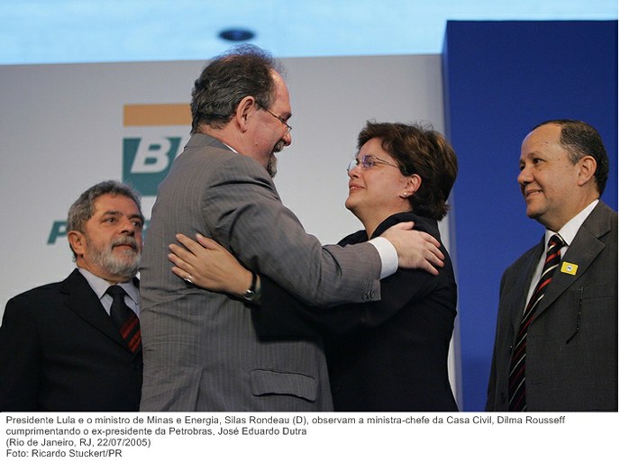 Presidente Lula e o ministro de Minas e Energia, Silas Rondeau (D), observam a ministra-chefe da Casa Civil, Dilma Rousseff cumprimentando o ex-presidente da Petrobras, José Eduardo Dutra.jpg