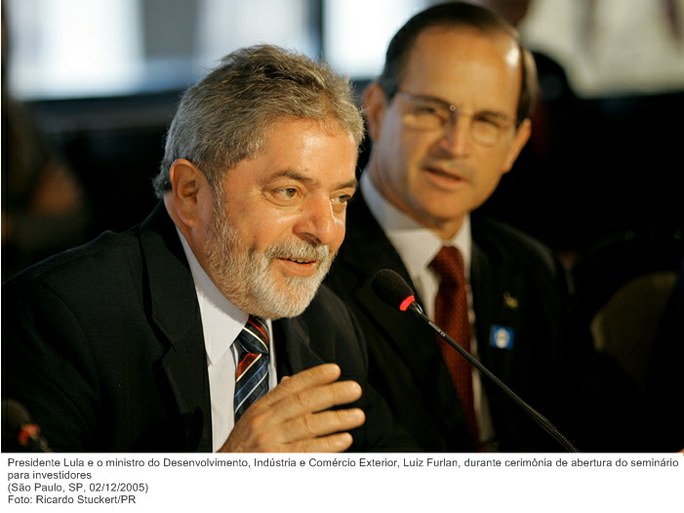 Presidente Lula e o ministro do Desenvolvimento, Indústria e Comércio Exterior, Luiz Furlan, durante cerimônia de abertura do seminário para investidores.jpg