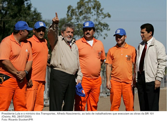 Presidente Lula e o ministro dos Transportes, Alfredo Nascimento, ao lado de trabalhadores que executam as obras da BR 101.jpg