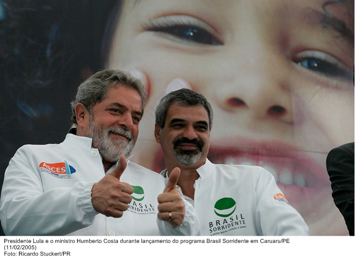 Presidente Lula e o ministro Humberto Costa durante lançamento do programa Brasil Sorridente em Caruaru-PE.jpg
