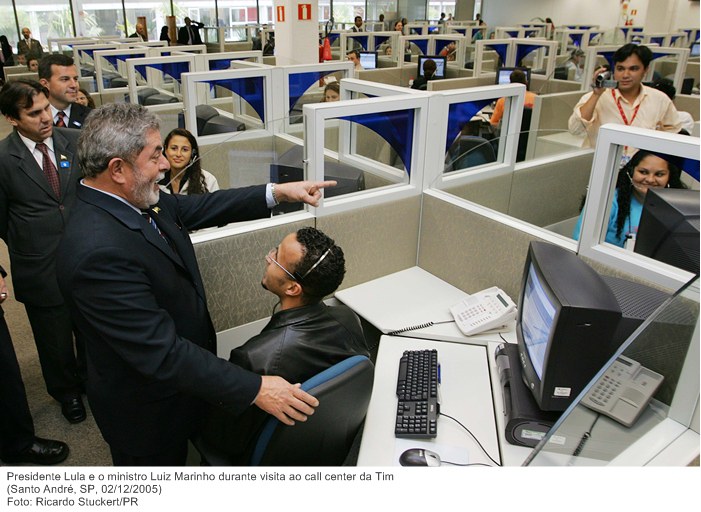 Presidente Lula e o ministro Luiz Marinho durante visita ao call center da Tim.jpg
