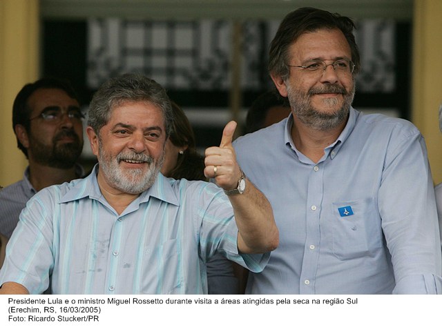 Presidente Lula e o ministro Miguel Rossetto durante visita a áreas atingidas pela seca na região Sul.jpg