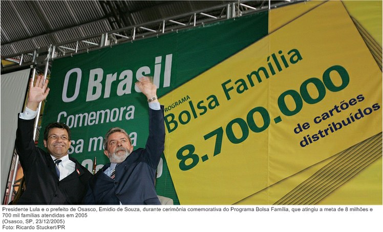 Presidente Lula e o prefeito de Osasco, Emidio de Souza, durante cerimônia comemorativa do Programa Bolsa Família, que atingiu a meta de 8 milhões e 700 mil famílias atendidas em 2005.jpg