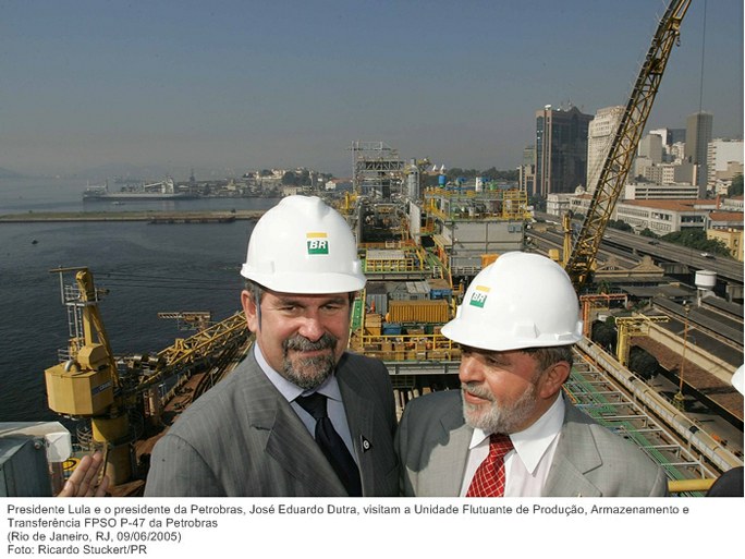 Presidente Lula e o presidente da Petrobras, José Eduardo Dutra, visitam a Unidade Flutuante de Produção, Armazenamento e Transferência FPSO P-47 da Petrobras.jpg