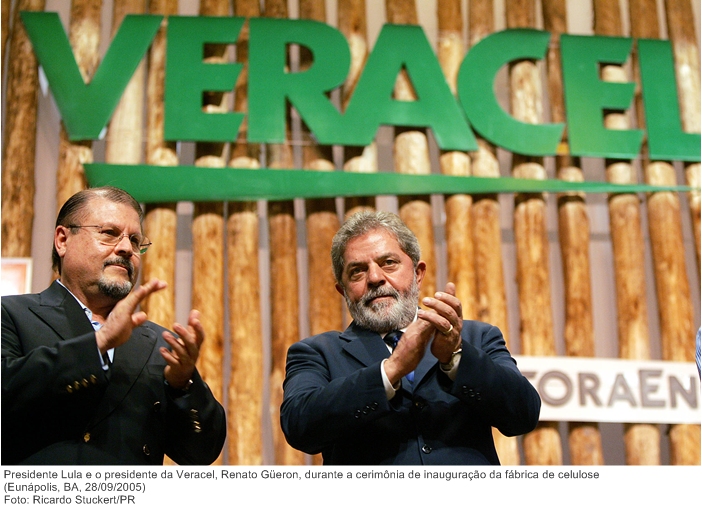 Presidente Lula e o presidente da Veracel, Renato Güeron, durante a cerimônia de inauguração da fábrica de celulose.jpg