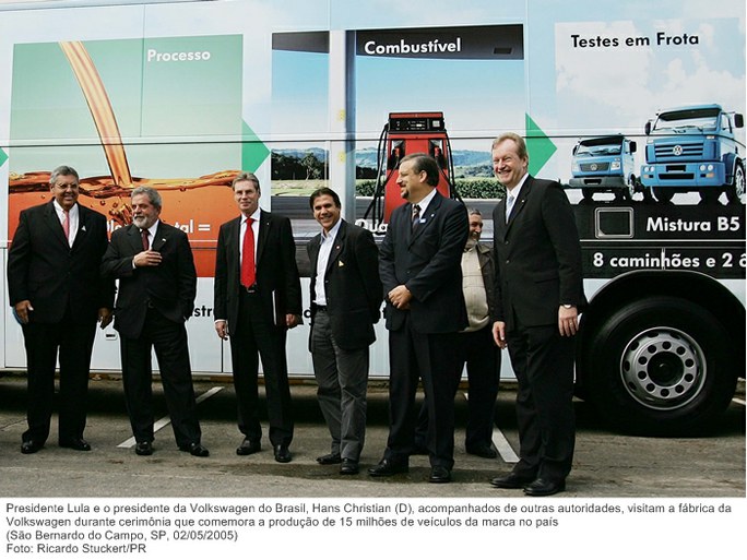 Presidente Lula e o presidente da Volkswagen do Brasil, Hans Christian (D), acompanhados de outras autoridades, visitam a fábrica da volkswagen.jpg