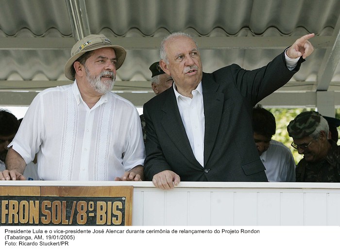Presidente Lula e o vice-presidente José Alencar durante cerimônia de relançamento do Projeto Rondon.jpg