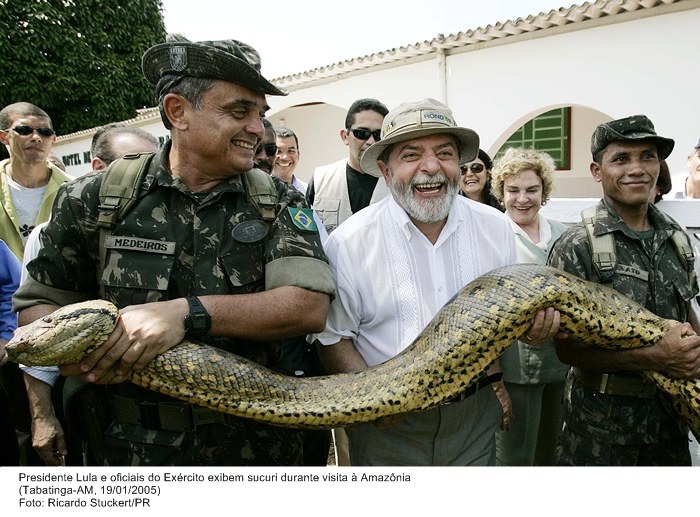 Presidente Lula e oficiais do Exército exibem sucuri durante visita à Amazônia.jpg