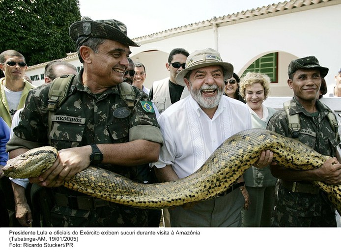 Presidente Lula e oficiais do Exército exibem sucuri durante visita à Amazônia.jpg