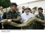 Presidente Lula e oficiais do Exército exibem sucuri durante visita à Amazônia.jpg