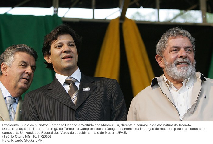Presidente Lula e os ministros Fernando Haddad e Walfrido dos Mares Guia, durante a cerimônia de assinatura de Decreto Desapropriação do Terreno, entrega do Termo de Compromisso de Doação.jpg