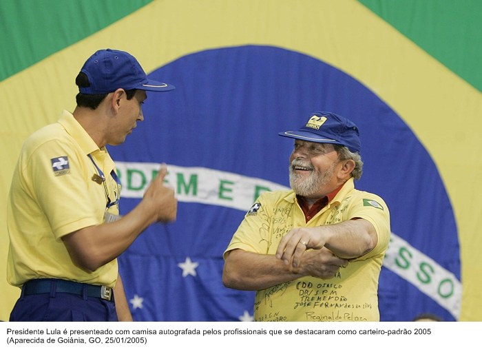 Presidente Lula é presenteado com camisa autografada pelos profissionais que se destacaram como carteiro-padrão 2005.jpg
