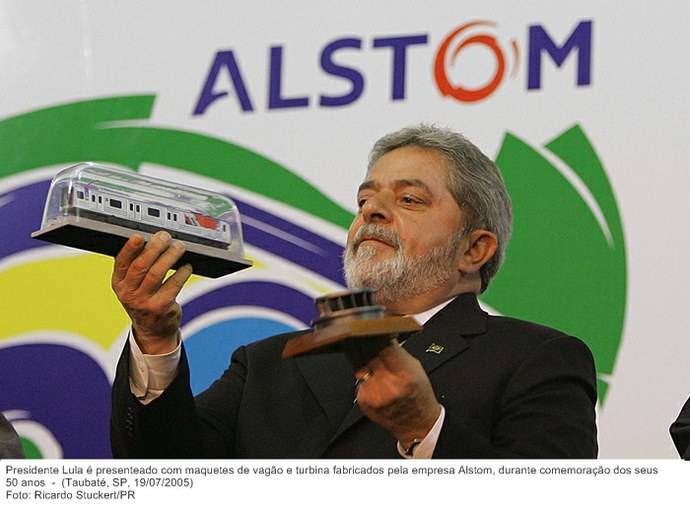 Presidente Lula é presenteado com maquetes de vagão e turbina fabricados pela empresa Alstom, durante comemoração dos seus 50 anos.jpg
