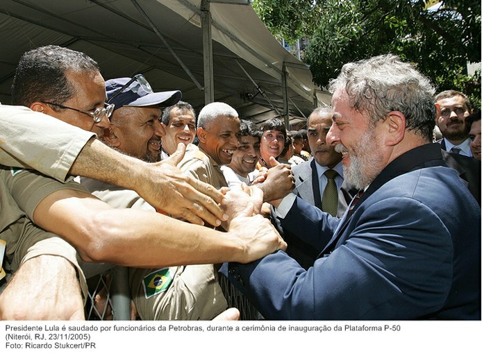 Presidente Lula é saudado por funcionários da Petrobras, durante a cerimônia de inauguração da Plataforma P-50.jpg