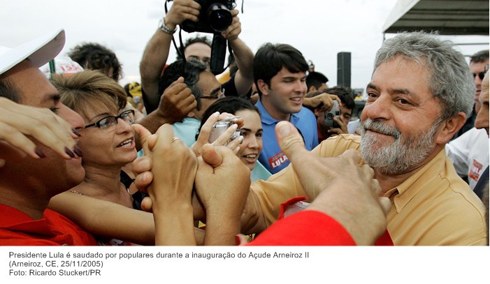 Presidente Lula é saudado por populares durante a inauguração do Açude Arneiroz II.jpg