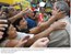 Presidente Lula é saudado por populares na chegada para a cerimônia de doação do terreno e liberação de recursos para a construção do campus da Universidade Federal dos Vales do Jequitinhonha.jpg