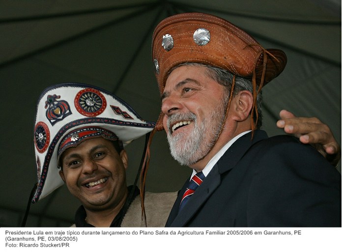 Presidente Lula em traje típico durante lançamento do Plano Safra da Agricultura Familiar 2005-2006 em Garanhuns, PE.jpg