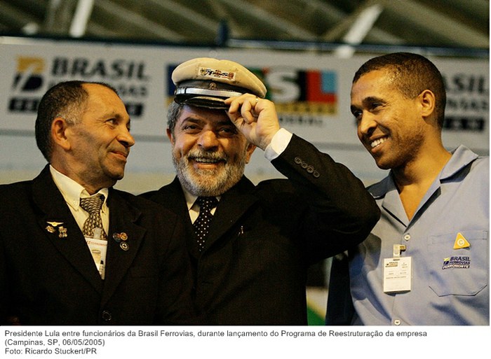 Presidente Lula entre funcionários da Brasil Ferrovias, durante lançamento do Programa de Reestruturação da empresa.jpg