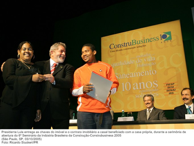 Presidente Lula entrega as chaves do imóvel e o contrato imobiliário a casal beneficiado com a casa própria, na cerimônia de abertura do 6º Seminário da Indústria Brasileira da Construção.jpg
