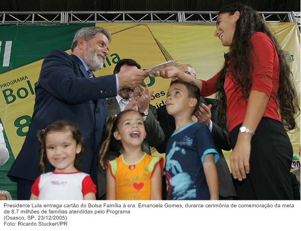Presidente Lula entrega cartão do Bolsa Família à sra. Emanoela Gomes, durante cerimônia de comemoração da meta de 8,7 milhões de famílias atendidas pelo Programa.jpg