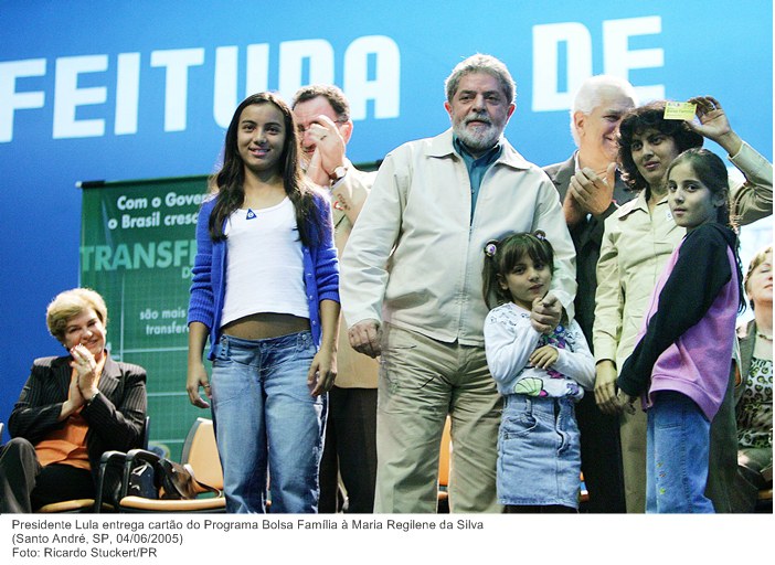 Presidente Lula entrega cartão do Programa Bolsa Família à Maria Regilene da Silva.jpg
