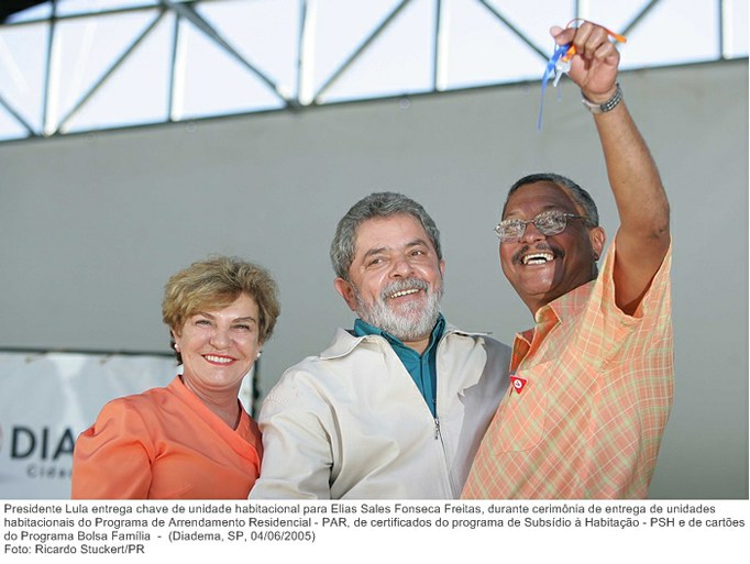Presidente Lula entrega chave de unidade habitacional para Elias Sales Fonseca Freitas, durante cerimônia de entrega de unidades habitacionais do Programa de Arrendamento Residencial - PAR.jpg