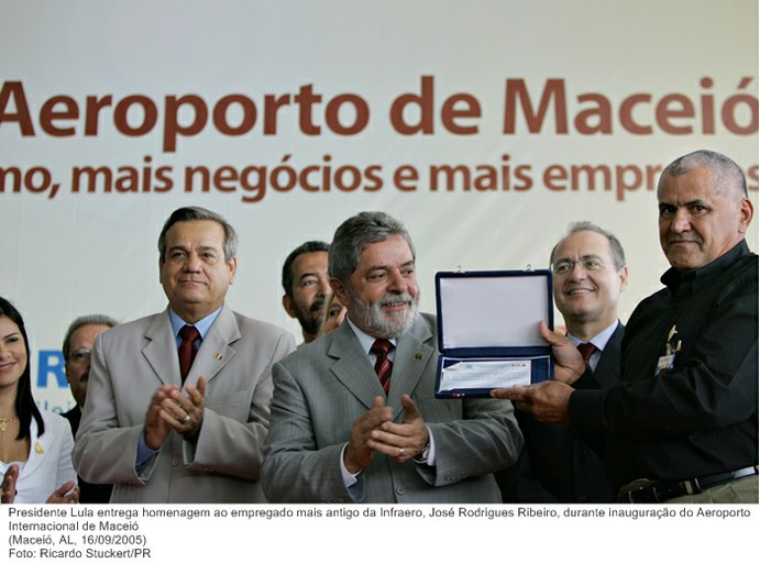 Presidente Lula entrega homenagem ao empregado mais antigo da Infraero, José Rodrigues Ribeiro, durante inauguração do Aeroporto Internacional de Maceió.jpg