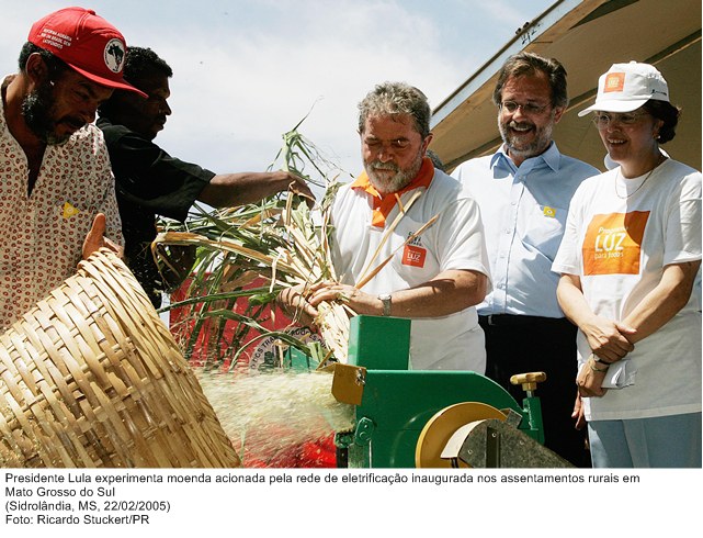 Presidente Lula experimenta moenda acionada pela rede de eletrificação inaugurada nos assentamentos rurais em Mato Grosso do Sul.jpg