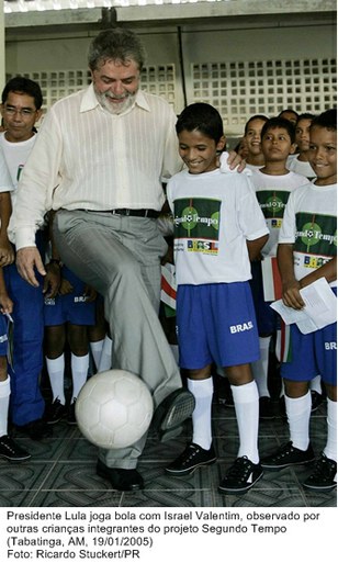 Presidente Lula joga bola com Israel Valentim, observado por outras crianças integrantes do projeto Segundo Tempo.jpg