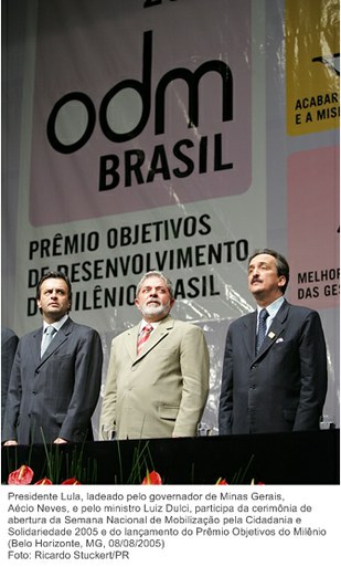 Presidente Lula, ladeado pelo governador de Minas Gerais, Aécio Neves, e pelo ministro Luiz Dulci, participa da cerimônia de abertura da Semana Nacional de Mobilização pela Cidadania.jpg