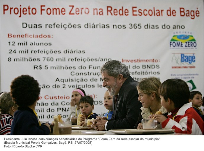 Presidente Lula lancha com crianças beneficiárias do Programa Fome Zero na rede escolar do município.jpg