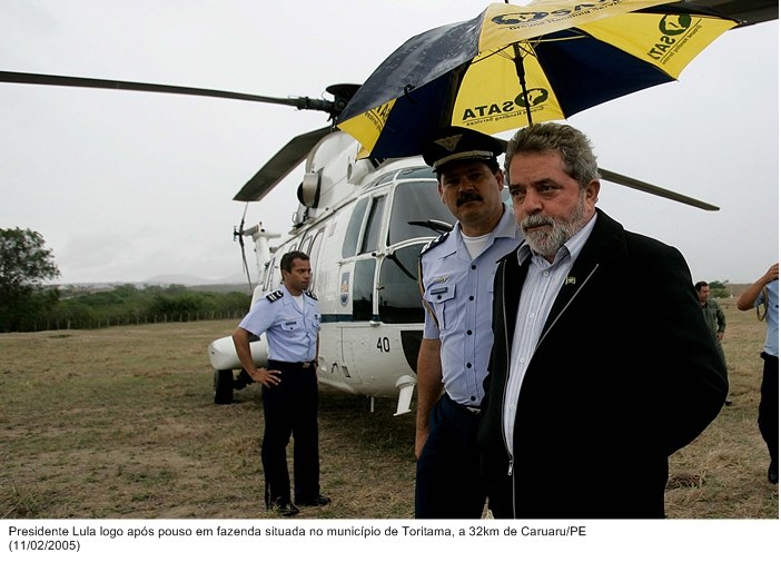Presidente Lula logo após pouso em fazenda situada no município de Toritama, a 32km de Caruaru-PE.jpg