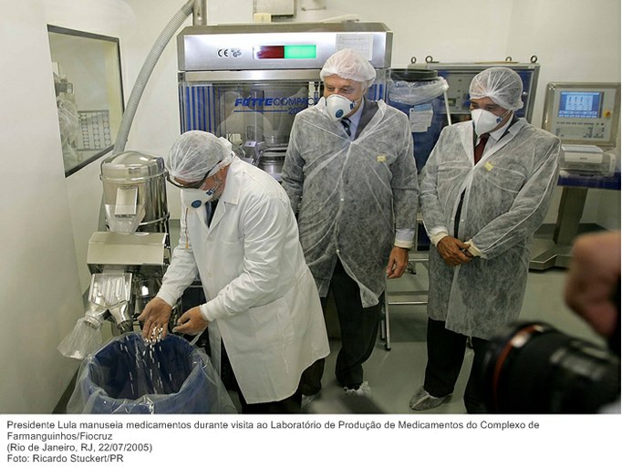 Presidente Lula manuseia medicamentos durante visita ao Laboratório de Produção de Medicamentos do Complexo de Farmanguinhos-Fiocruz.jpg