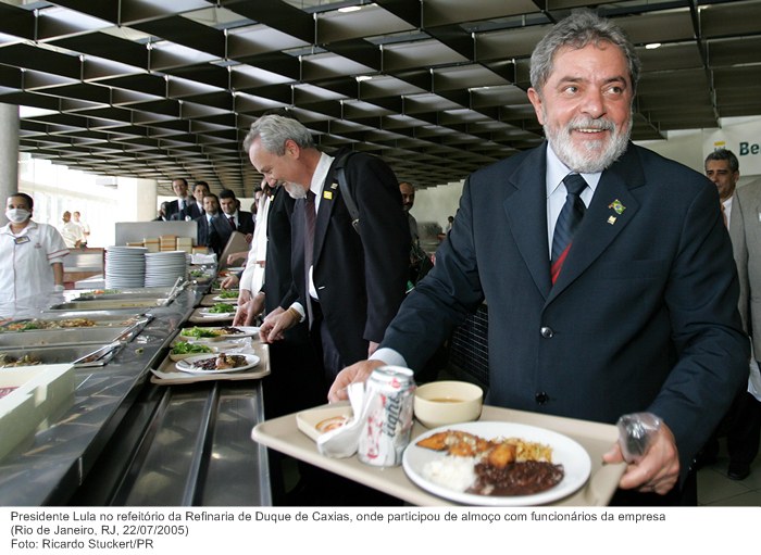 Presidente Lula no refeitório da Refinaria de Duque de Caxias, onde participou de almoço com funcionários da empresa.jpg