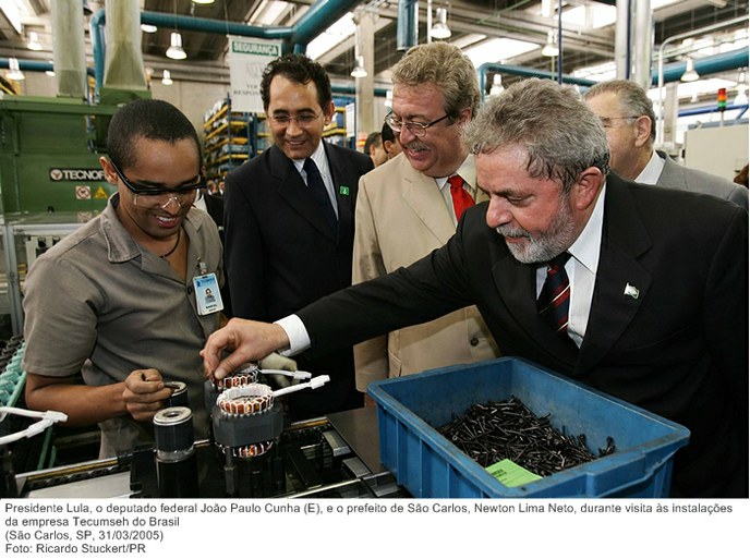 Presidente Lula, o deputado federal João Paulo Cunha (E), e o prefeito de São Carlos, Newton Lima Neto, durante visita às instalações da empresa Tecumseh do Brasil.jpg