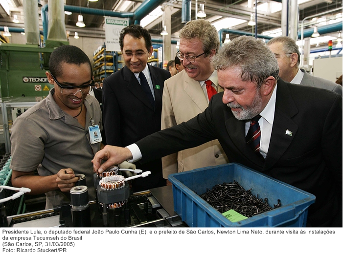 Presidente Lula, o deputado federal João Paulo Cunha (E), e o prefeito de São Carlos, Newton Lima Neto, durante visita às instalações da empresa Tecumseh do Brasil.jpg