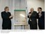 Presidente Lula, o dir. do Lab. Nacional de Luz Síncrotron, José Antonio Brum, e o min. da Ciência e Tecnologia, Sérgio Rezende, descerram placa comemorativa durante visita ao laboratório.jpg