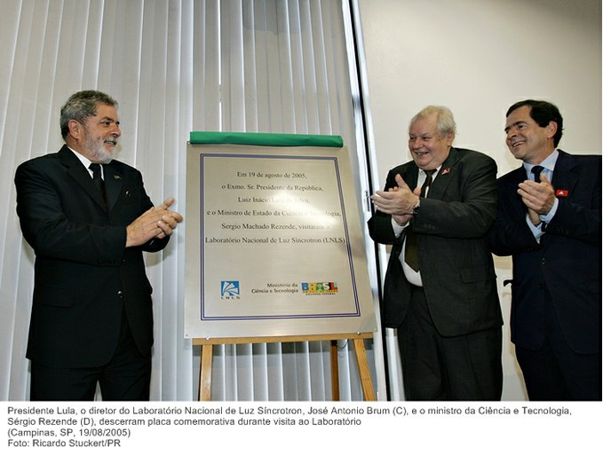 Presidente Lula, o dir. do Lab. Nacional de Luz Síncrotron, José Antonio Brum, e o min. da Ciência e Tecnologia, Sérgio Rezende, descerram placa comemorativa durante visita ao laboratório.jpg