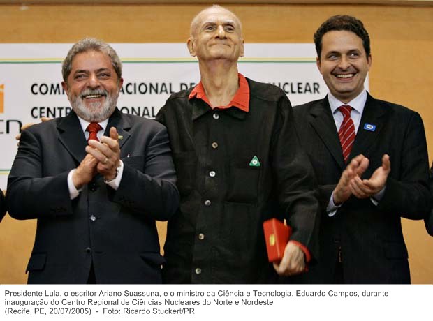 Presidente Lula, o escritor Ariano Suassuna, e o ministro da Ciência e Tecnologia, Eduardo Campos, durante inauguração do Centro Regional de Ciências Nucleares do Norte e Nordeste.jpg