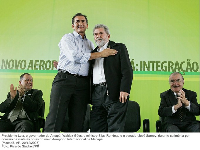 Presidente Lula, o gov. do Amapá, Waldez Góes, o ministro Silas Rondeau e o senador José Sarney, durante cerimônia por ocasião da visita às obras do novo Aeroporto Internacional de Macapá.jpg