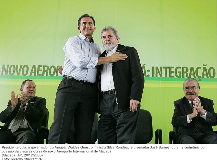 Presidente Lula, o gov. do Amapá, Waldez Góes, o ministro Silas Rondeau e o senador José Sarney, durante cerimônia por ocasião da visita às obras do novo Aeroporto Internacional de Macapá.jpg