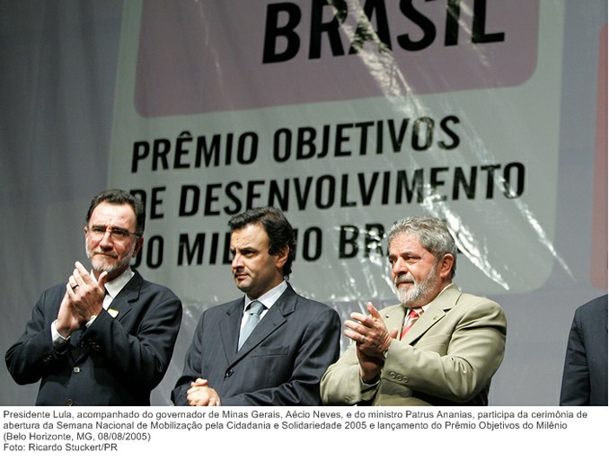 Presidente Lula, o governador de Minas Gerais, Aécio Neves, e do ministro Patrus Ananias, participam da cerimônia de abertura da Semana Nacional de Mobilização pela Cidadania.jpg