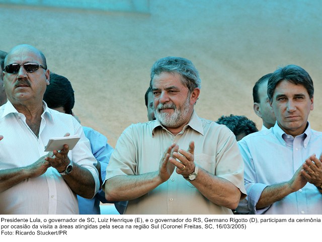 Presidente Lula, o governador de SC, Luiz Henrique (E), e o governador do RS, Germano Rigotto (D), participam da cerimônia por ocasião da visita a áreas atingidas pela seca na região Sul.jpg