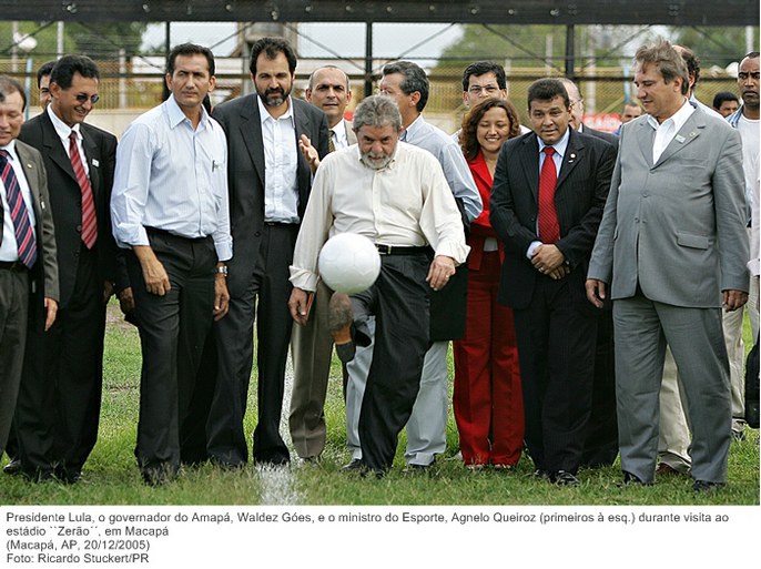 Presidente Lula, o governador do Amapá, Waldez Góes, e o ministro do Esporte, Agnelo Queiroz (primeiros à esq.) durante visita ao estádio ``Zerão´´, em Macapá (2).jpg