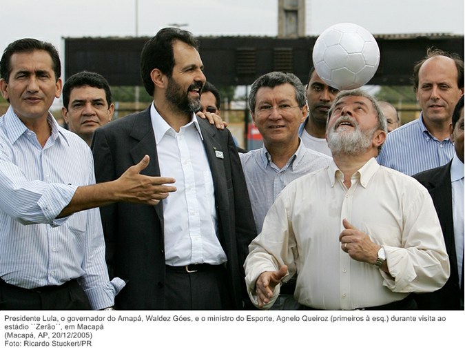 Presidente Lula, o governador do Amapá, Waldez Góes, e o ministro do Esporte, Agnelo Queiroz (primeiros à esq.) durante visita ao estádio ``Zerão´´, em Macapá.jpg