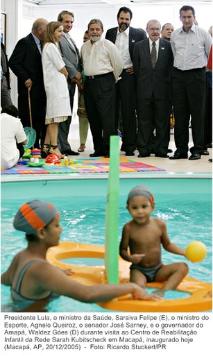 Presidente Lula, o min. da Saúde, Saraiva Felipe, o min. do Esporte, Agnelo Queiroz, o sen. José Sarney, e o govern. do Amapá, Waldez Góes, durante visita ao Centro de Reabilitação infantil.jpg