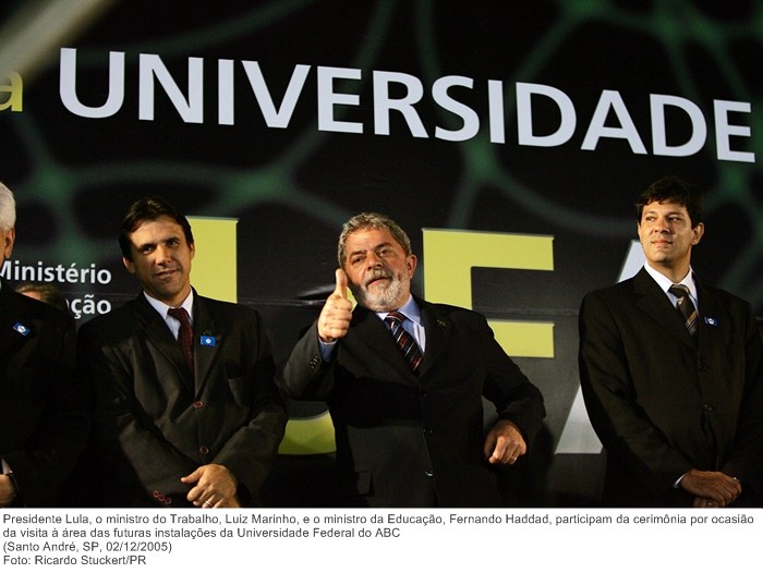 Presidente Lula, o min. do Trabalho, Luiz Marinho, e o min. da Educação, Fernando Haddad, participam da cerimônia por ocasião da visita à área das futuras instalações da Univ. Federal do ABC.jpg