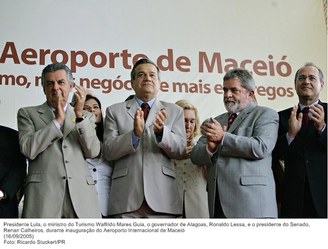 Presidente Lula, o min. do Turismo Walfrido Mares Guia, o gov. de Alagoas, Ronaldo Lessa, e o pres. do Senado, Renan Calheiros, durante inauguração do Aeroporto Internacional de Maceió.jpg
