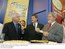 Presidente Lula, o min. José Fritsch e o presidente da Abras, João Carlos de Oliveira, durante visita à Feira Internacional de Produtos, Serviços, Equipamentos e Tecnologia para Supermercados.jpg
