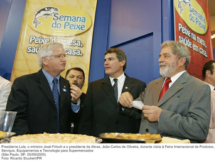 Presidente Lula, o min. José Fritsch e o presidente da Abras, João Carlos de Oliveira, durante visita à Feira Internacional de Produtos, Serviços, Equipamentos e Tecnologia para Supermercados.jpg
